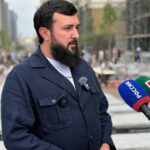Фонд Кадырова провел благотворительный обед для строителей района Путина.